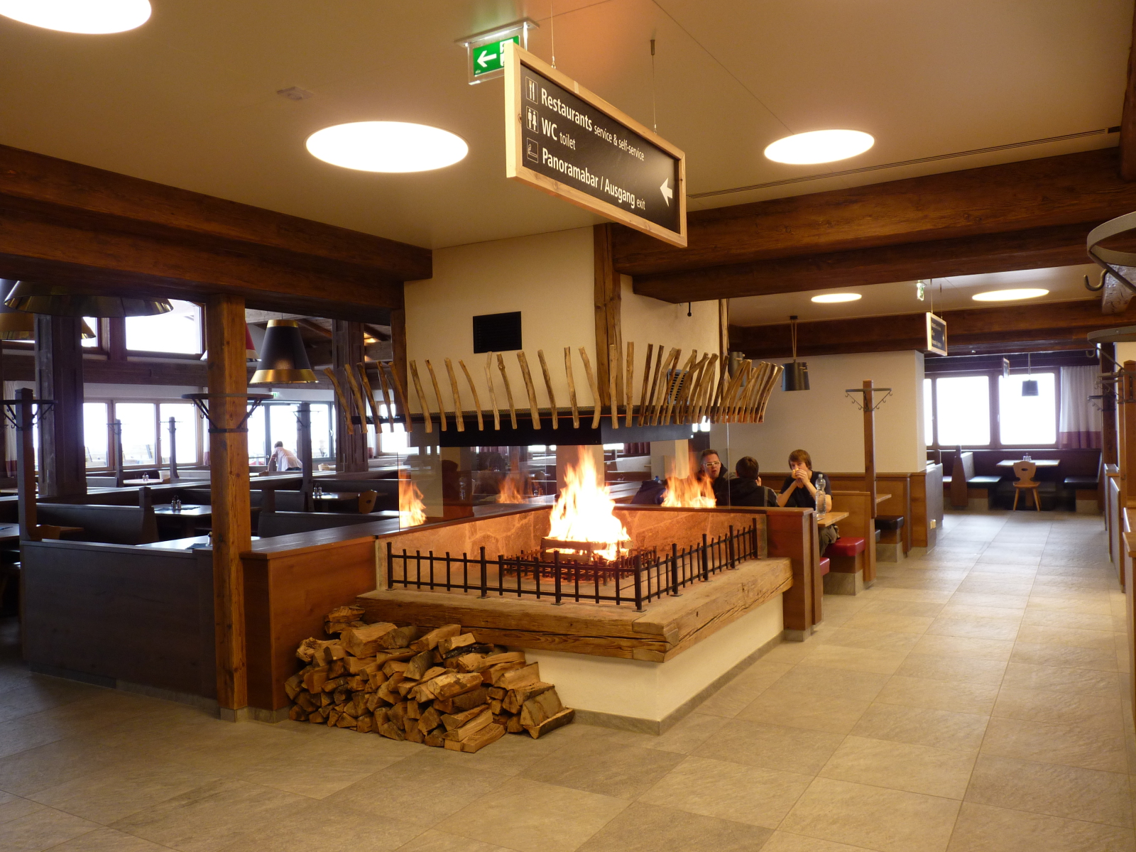 Az étterem modern kandallója. (A bárban is van egy)