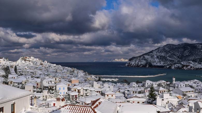 Szkopelosz havazása távolról, a sziget legmagasabb pontja 681 méter