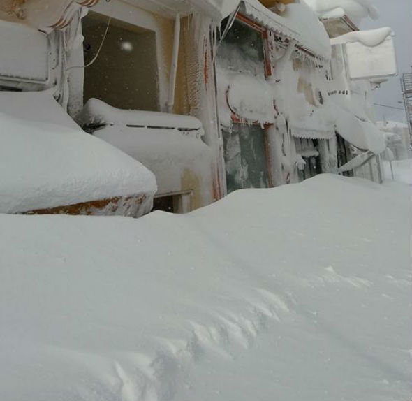 Az első emeletet ellepte a hó. Kymi (210 méter) település szintén Évia (Euboia) szigetén
