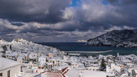 Szkopelosz havazása távolról, a sziget legmagasabb pontja 681 méter