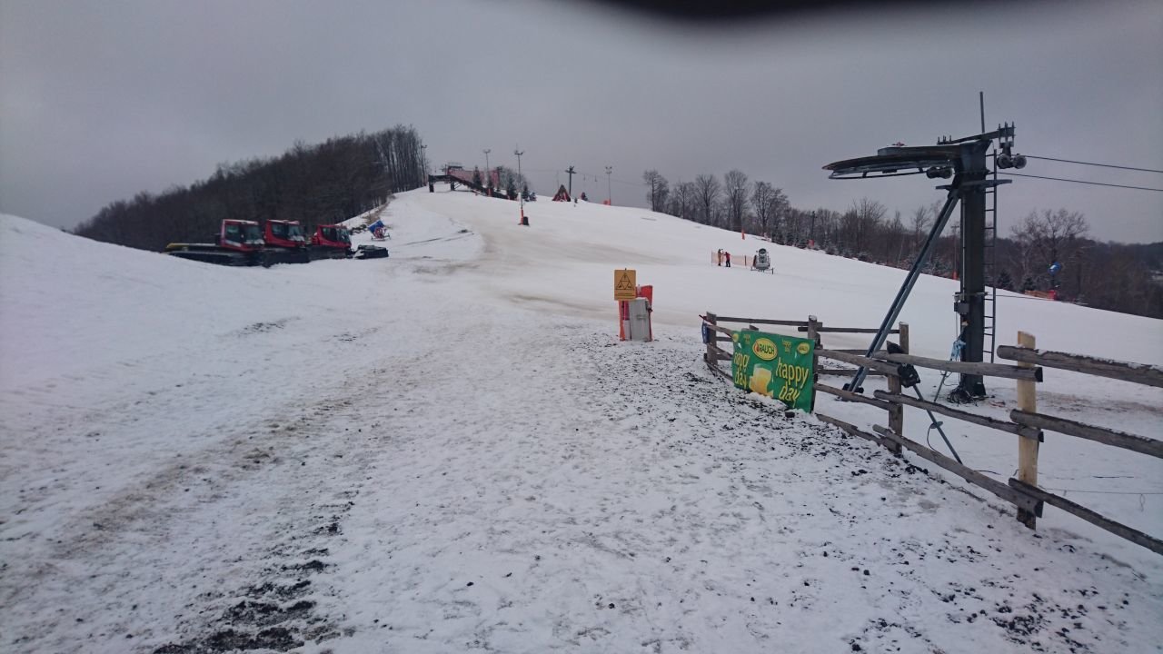 Kilátás a parkolóból a fenti részre