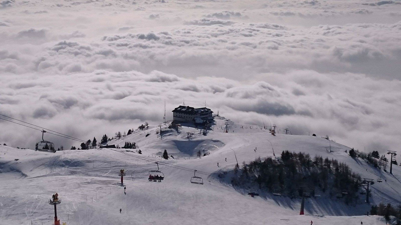 KRVAVEC : felhők felülnézetben