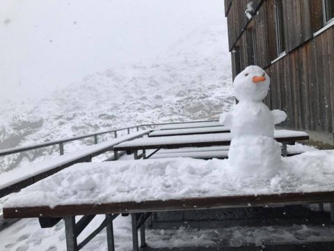Cristallina menedékház (2575 m) Svájc, Ticino kanton, csak néhány centi, de hóembert lehetett belőle építeni