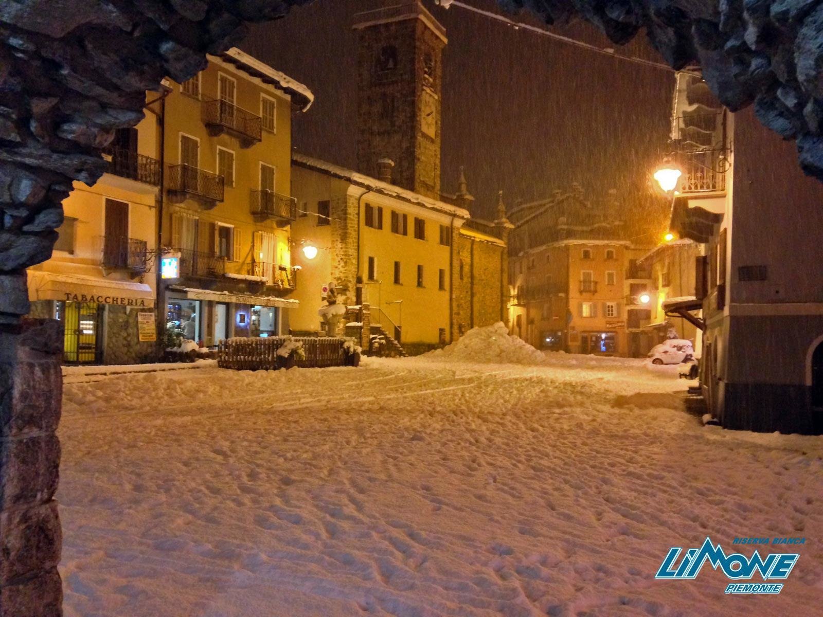 Limone, a városban 30-35 cm este 7-kor, a közeli 1800-as hegyen már 74 cm!