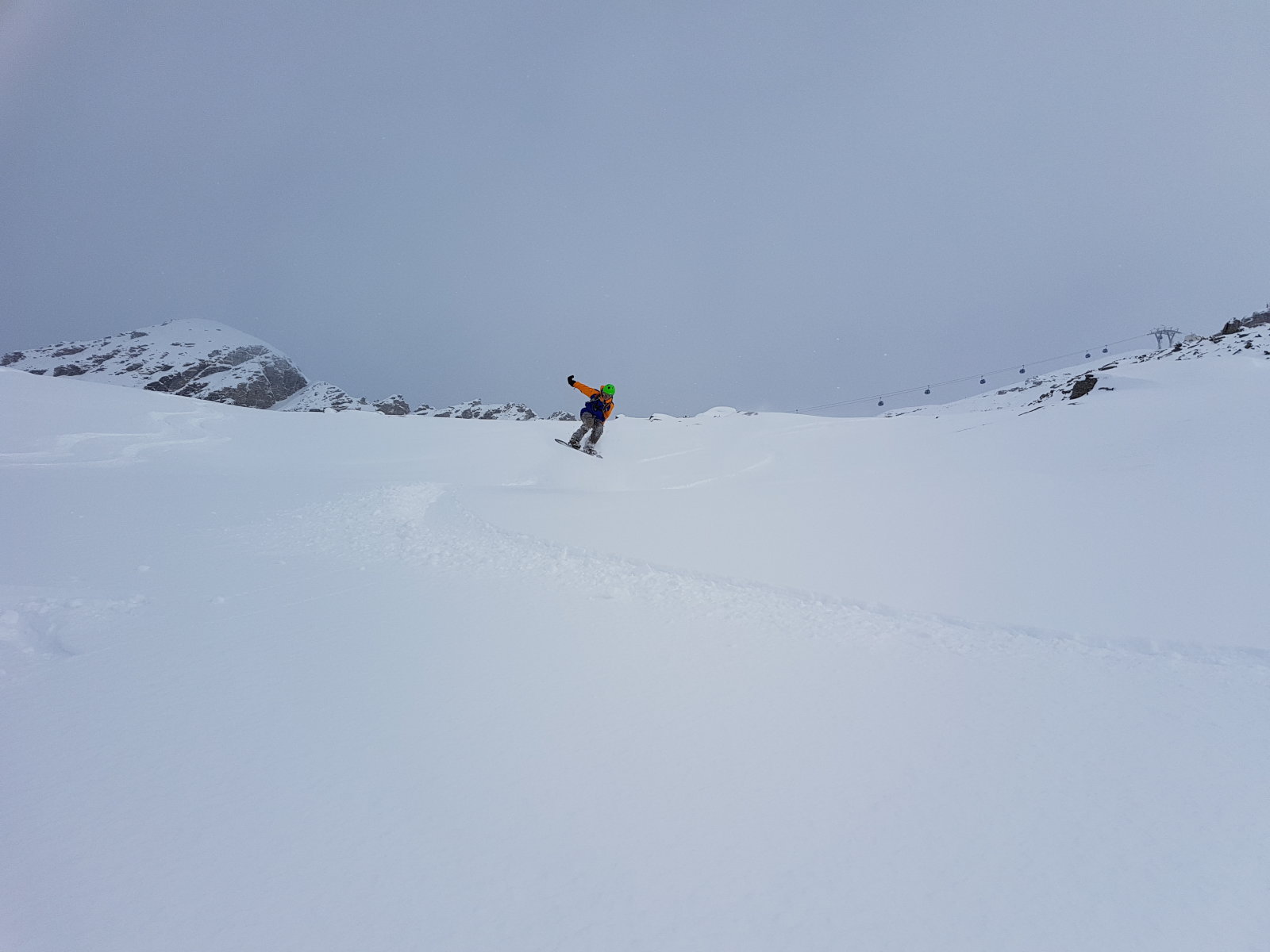 A pályáktól balra