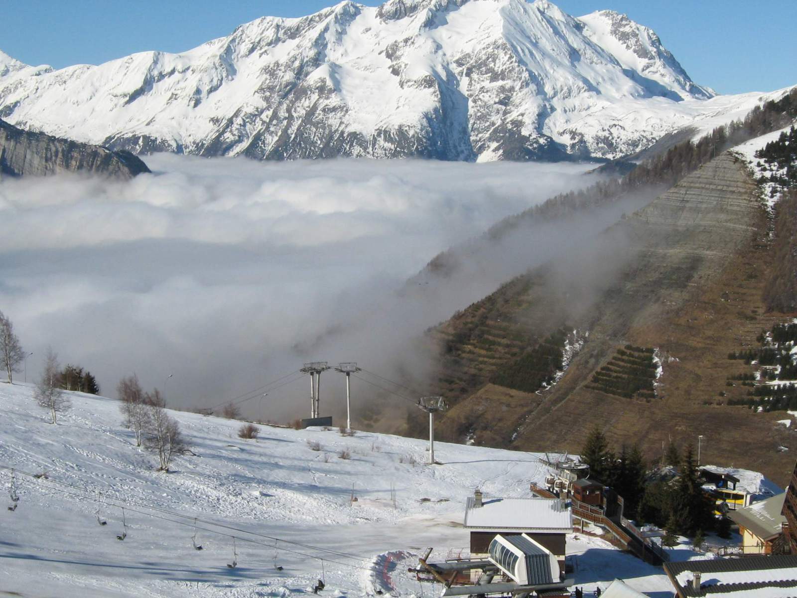 Eclose balra, Televillage felvonók szemben.