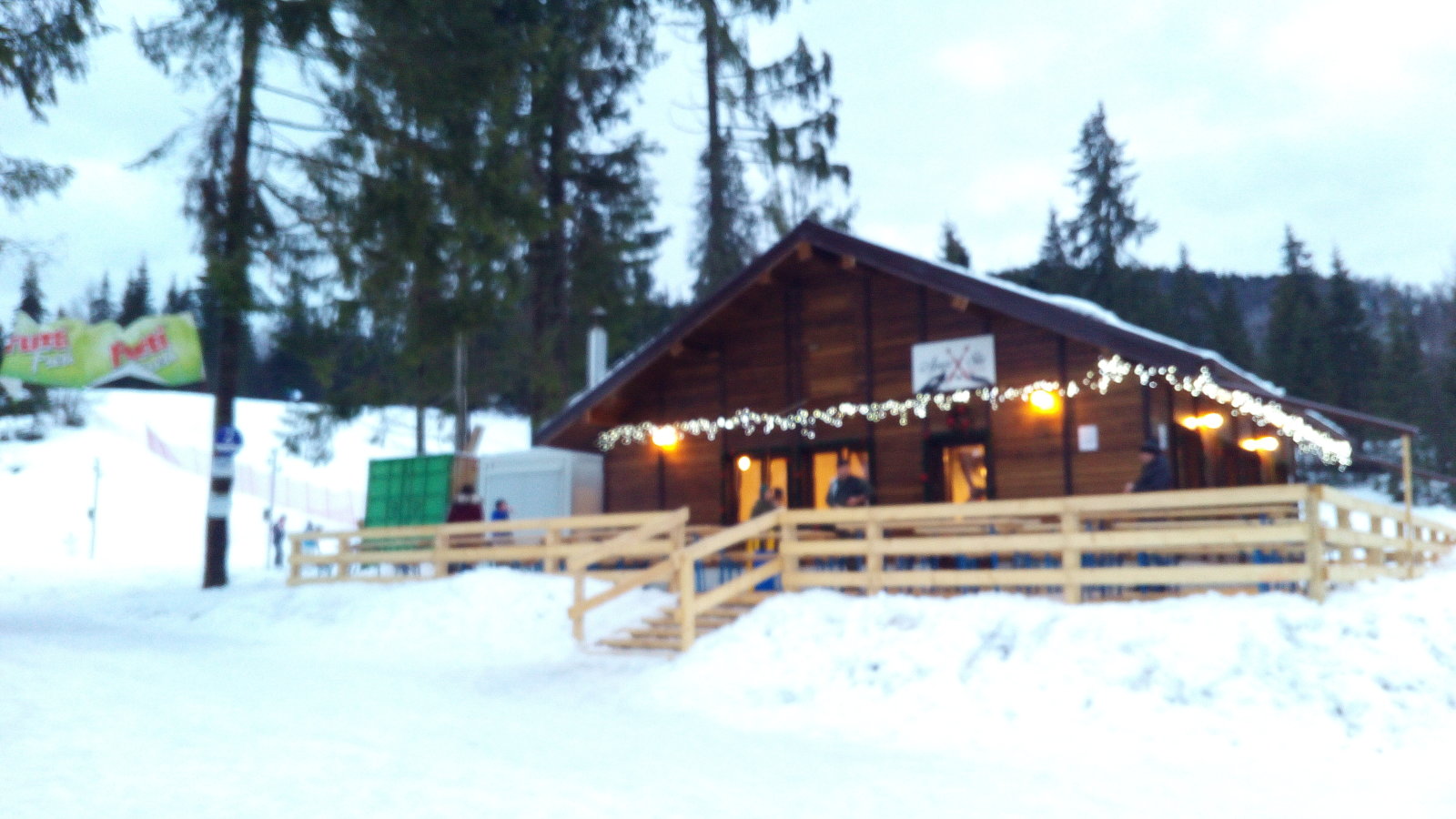 Itt tudsz enni, inni. wc... és a síjegyet megvenni