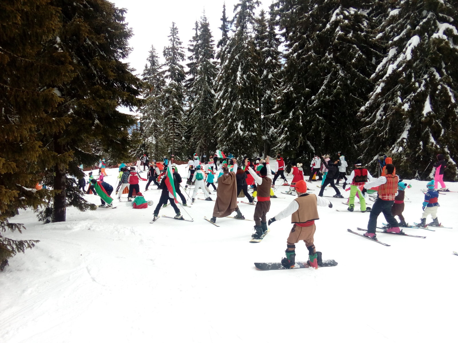 Bolgár nemzeti ünneplés Pamporovo síterepén