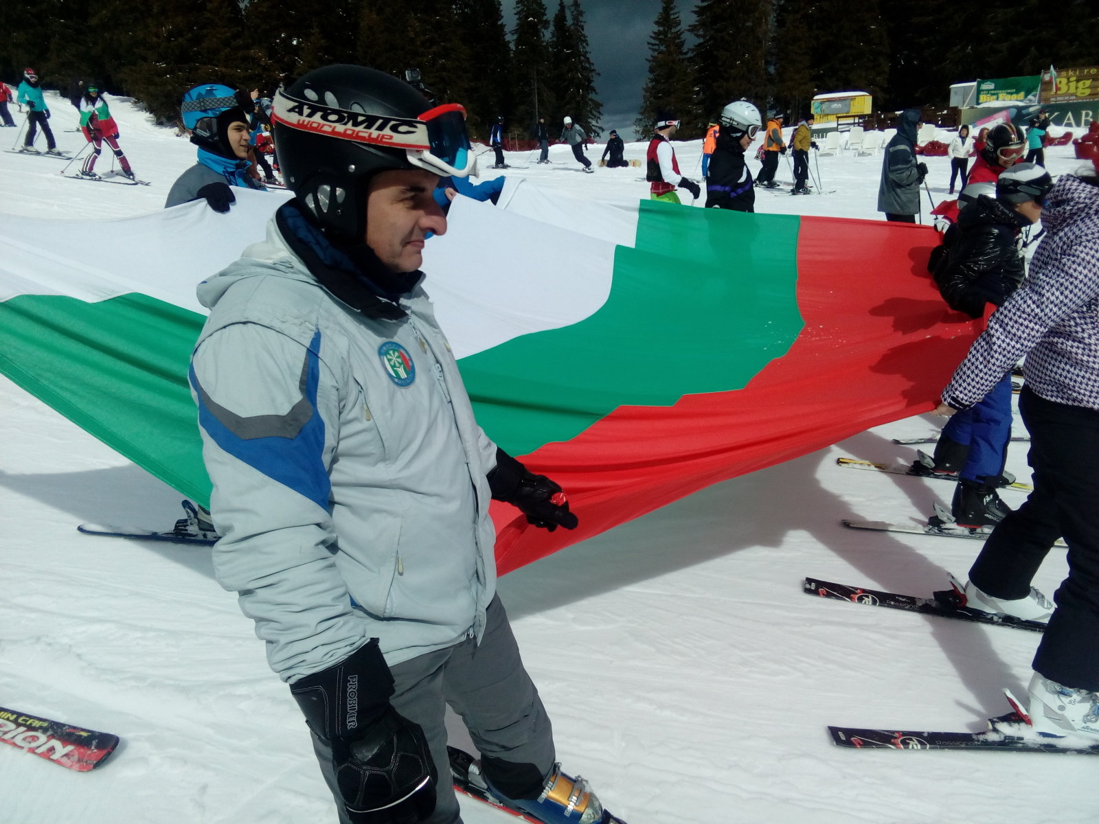 Bolgár nemzeti ünneplés Pamporovo síterepén