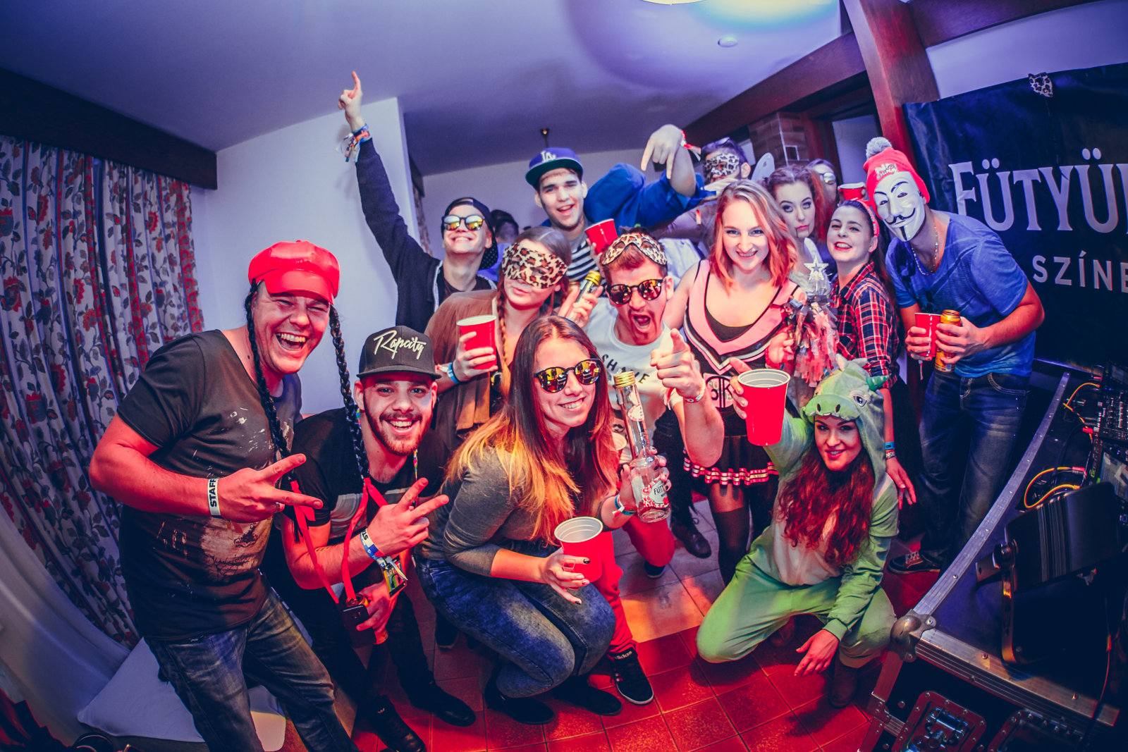 Fütyülős Házibuli - Apartmanbuli NEWIK-kal