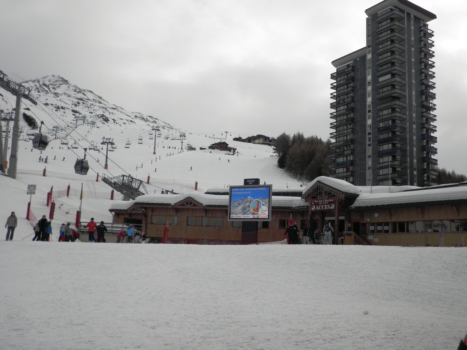 Roc de 3 Marches 1 kabinos felvonó Les Menuires központjában
