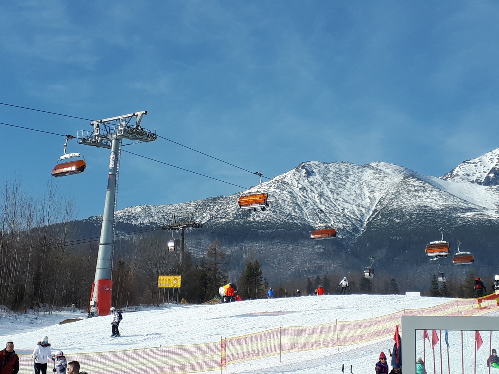 Szikrázó napsütés, kiváló pályaminőseg, tömeg nincs - ilyen is lehet a t.lomnici síelés