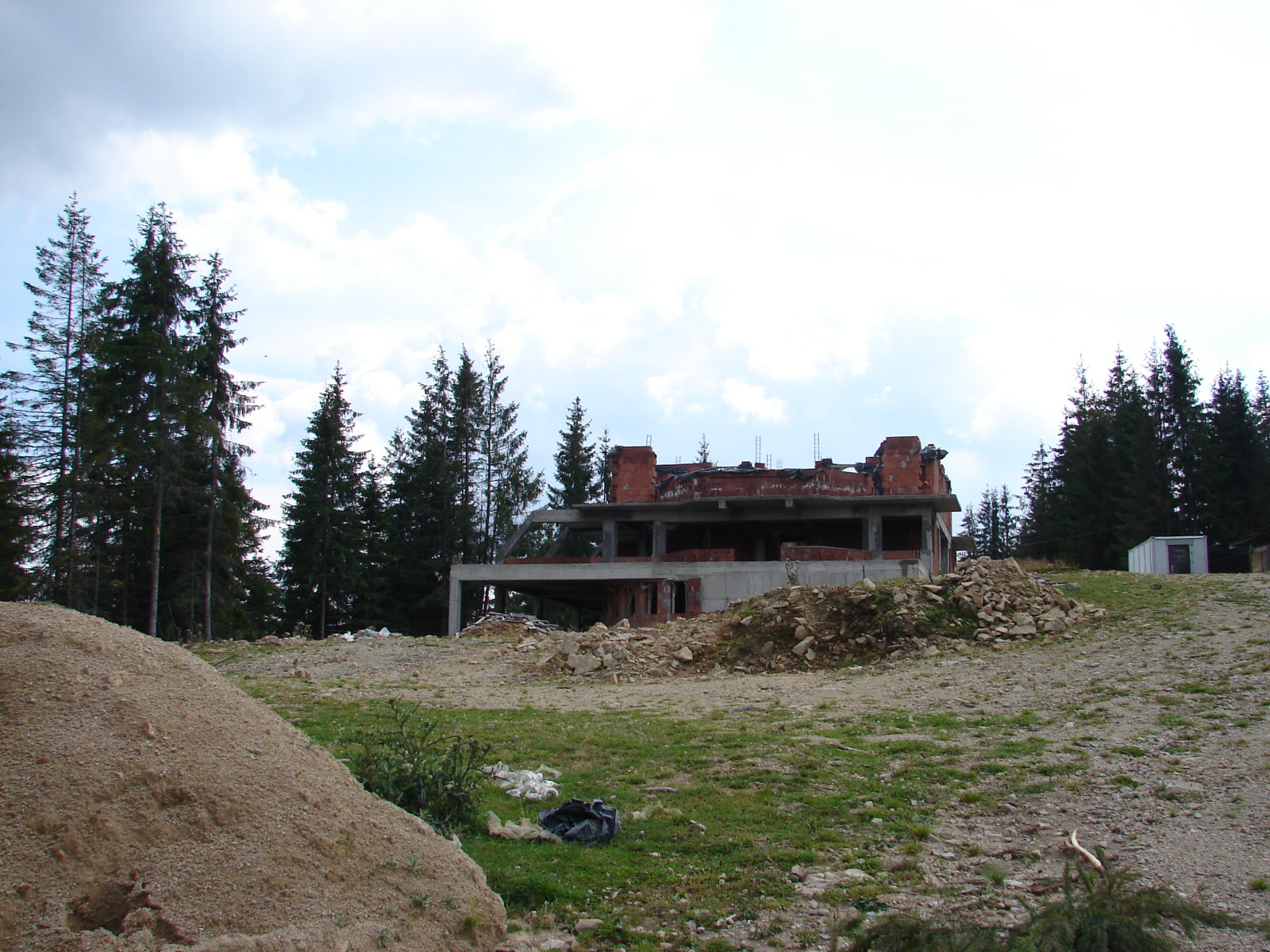 Igazi pályaszállás - pont előtte lenne a felvonó felsőállomása.