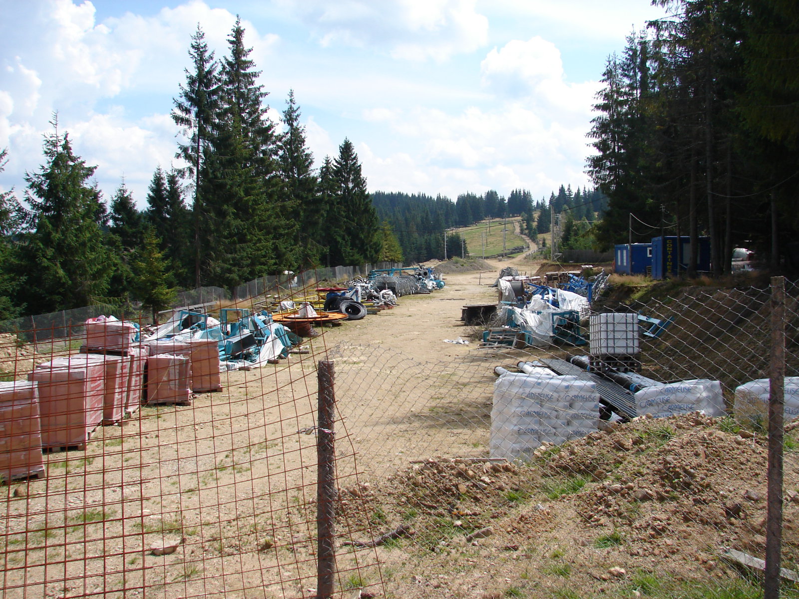 Ennyi fejlődés tavalyhoz képest - a felvonó darabjai - ez lesz a felső parkoló