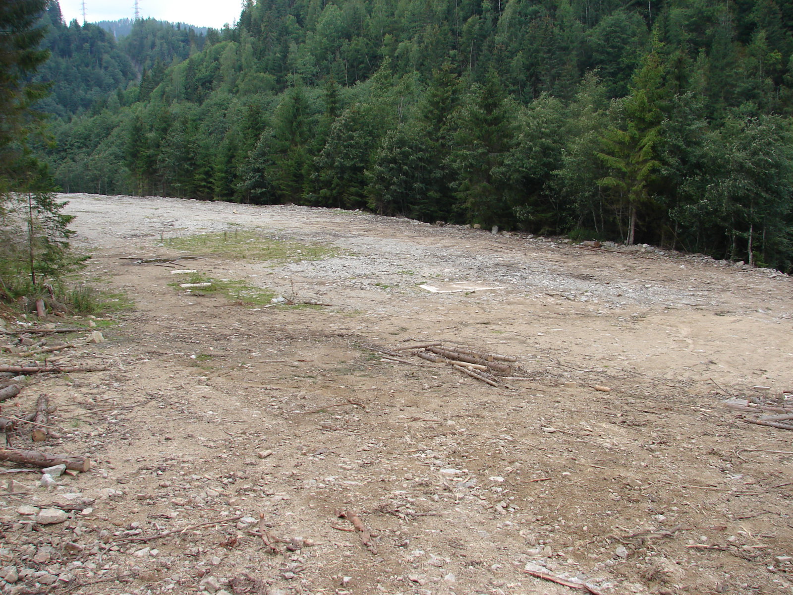 Az alsó állomás - a jobb oldali betonon a ház állt, előtte az oszlop tartói