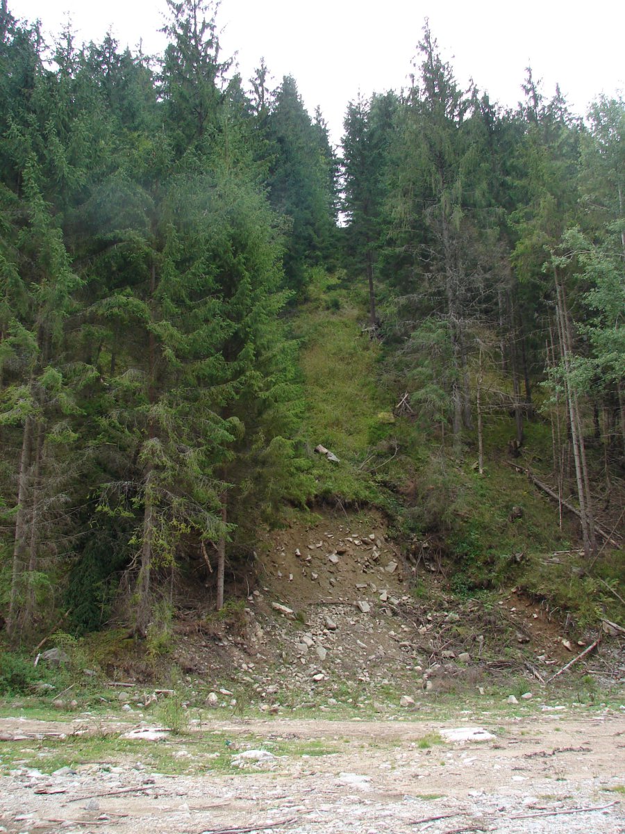 Innen indult a felvonó - a két beton az oszlopokat tartotta