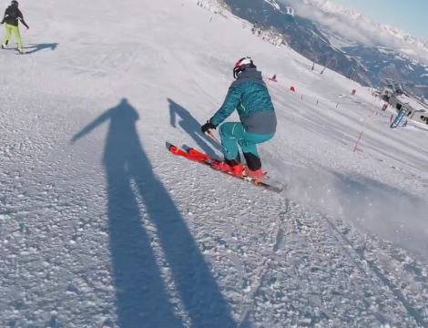 Kikormányzás. Rézsút halad a síelő, egyre alacsonyabb élszögekkel és tehermentesítéssel.