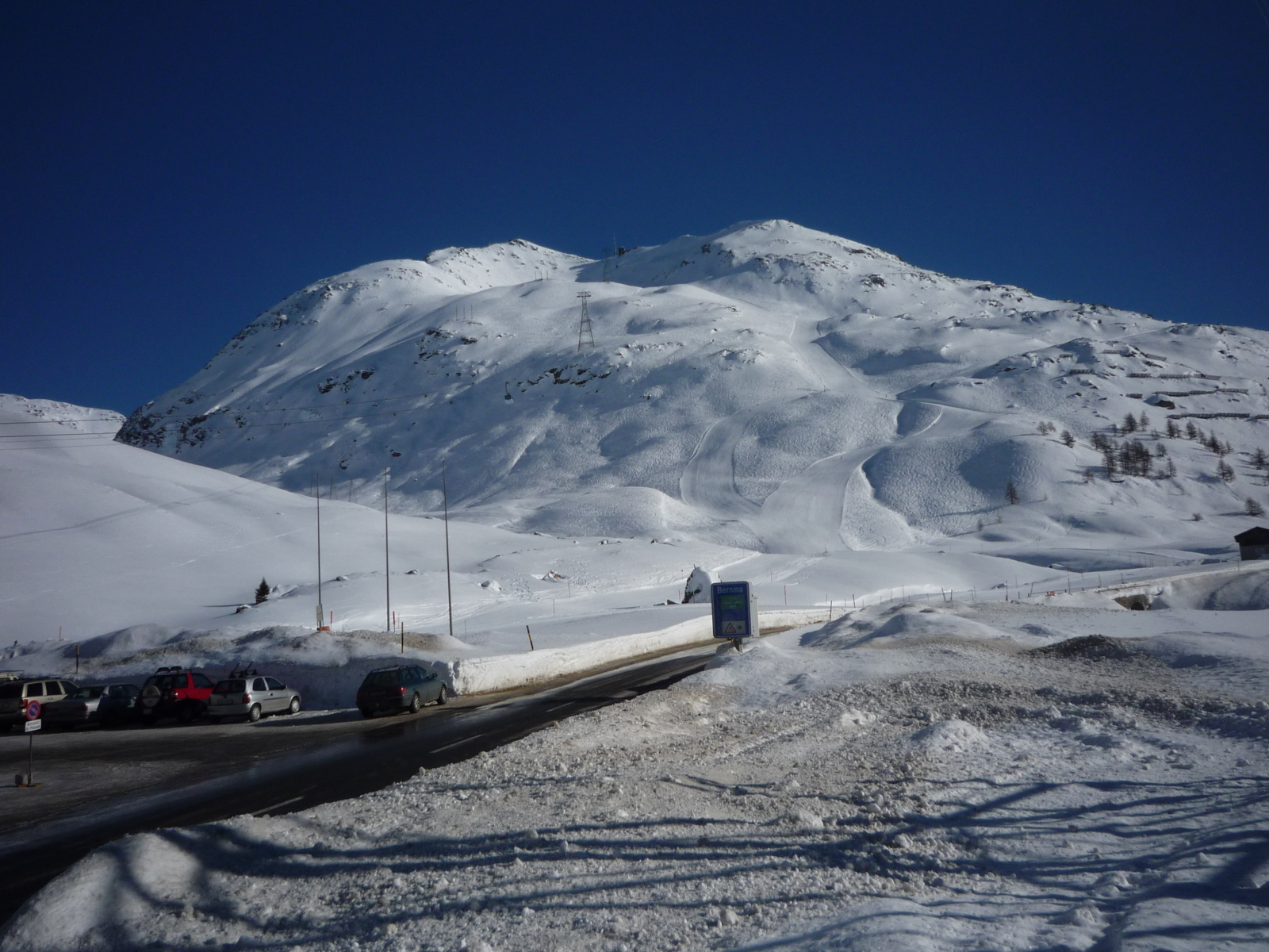 Lagalb és pályái a főút melletti parkoló felöl, ahová sílécen is érkezhetünk Diavolezza pályáiról (visszafelé sajnos nem megy)