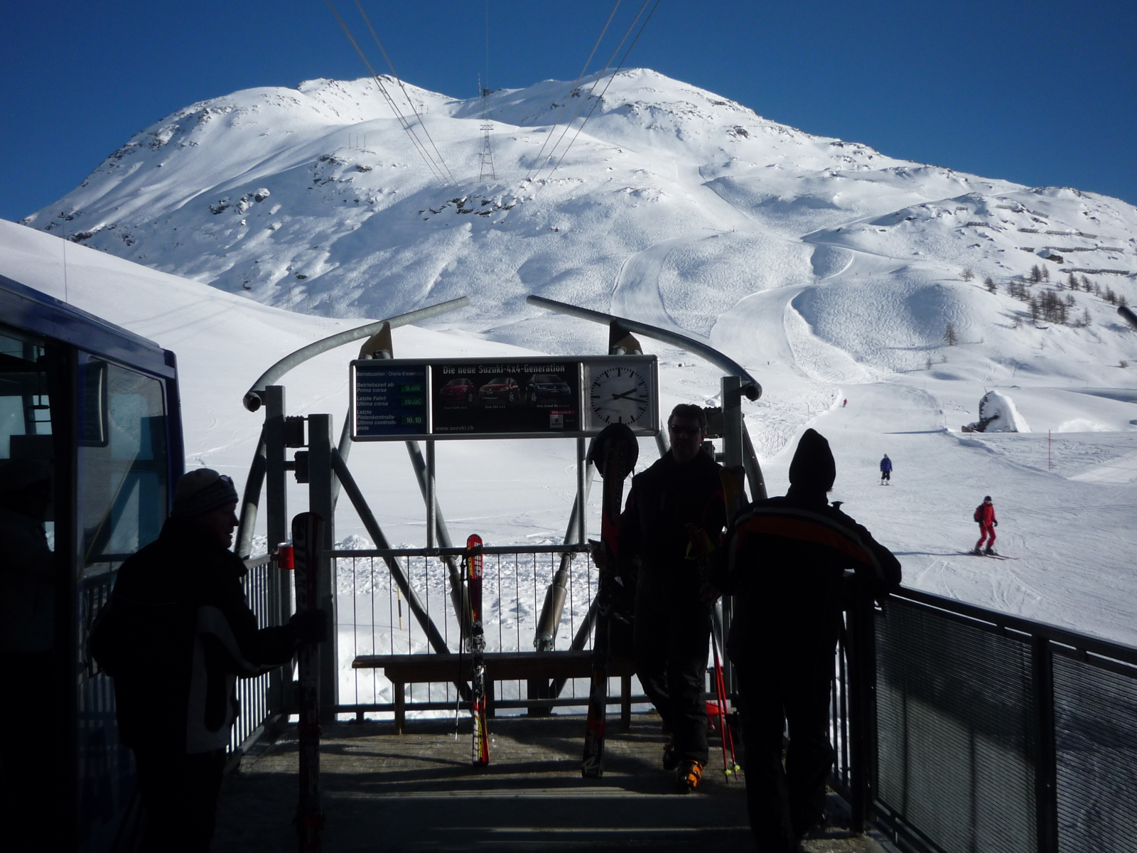Kilátás a hegyre és a pályákra a felvonó alsó állomásáról (2107 m)