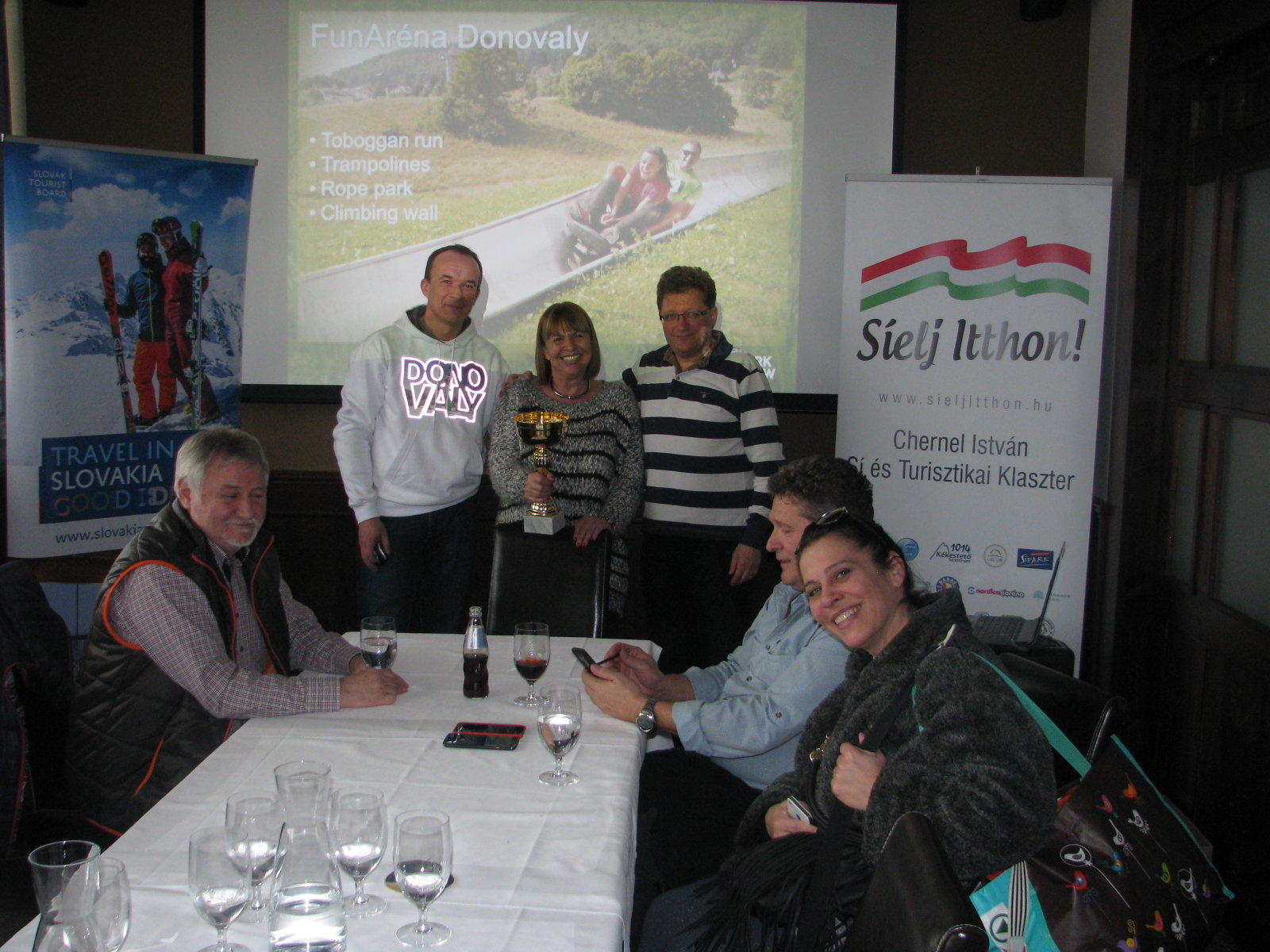 Miroslav Dobrota Donovaly-ParkSnow marketingvezetője, Sonja Jelinkova Szlovák Idegenforgalmi Képviselet budapesti igazgatója, Fehér Gyula versenyigazgató, klaszter elnök, SkiOutlet tulajdonos a sajtó részére bemutatja Donovaly nyári lehetőségeit is