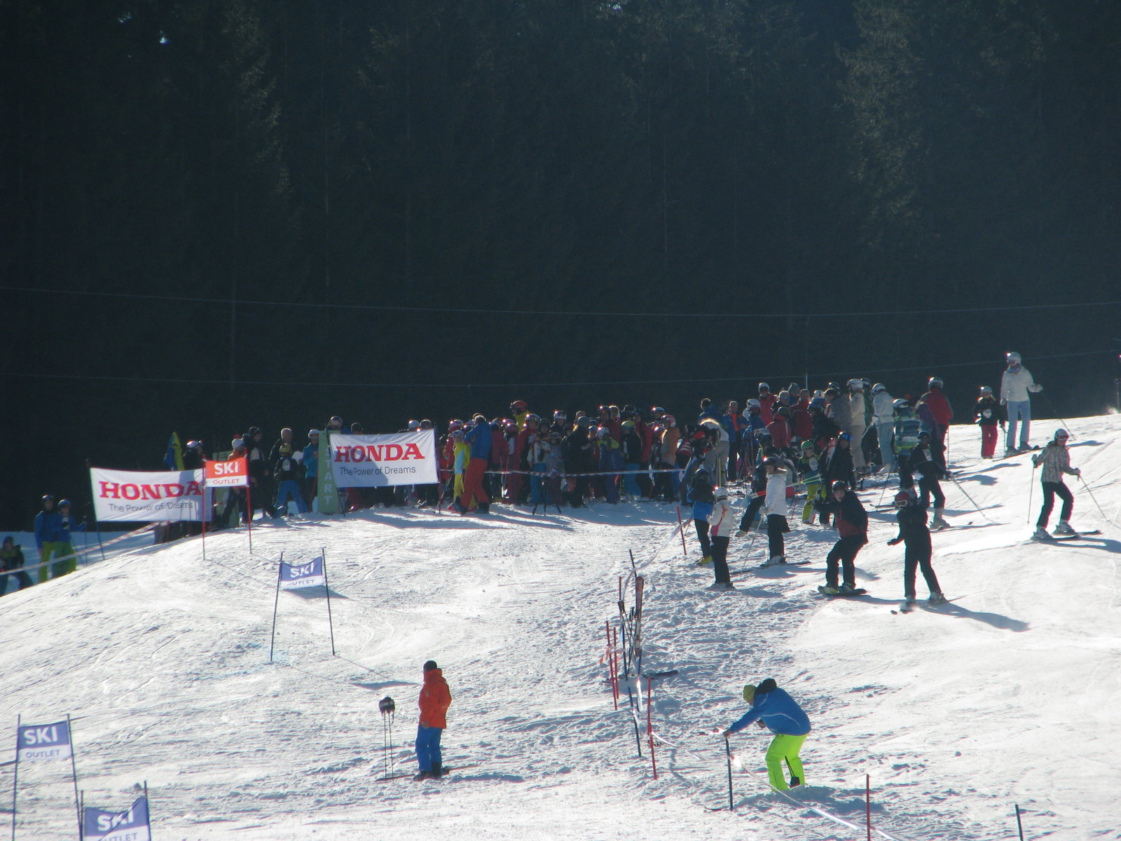 250 rajtoló - amikor a kép készült már lefutott 157 gyermek!