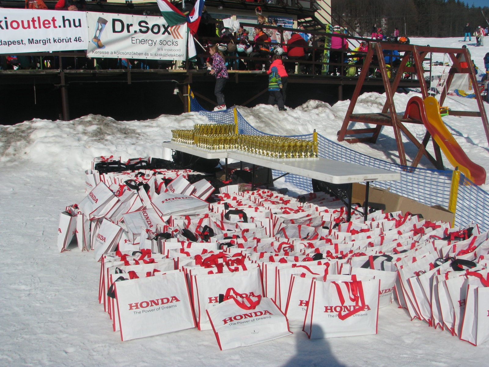 Mindenkinek kupa és ajándék is járt