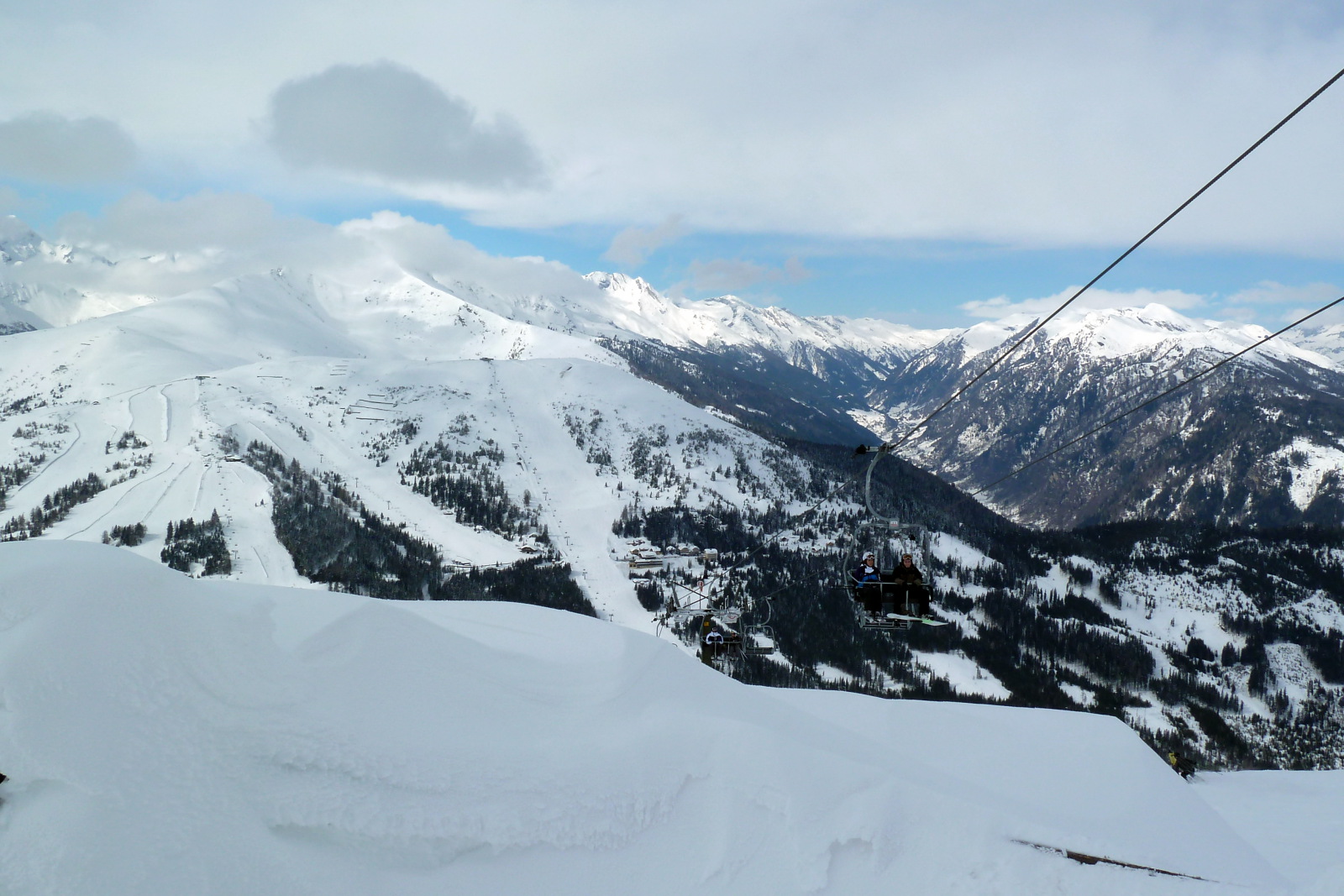 Tschanek (2030 m) és a fekete 3-as (jobbra) az Aineck tetejéről.