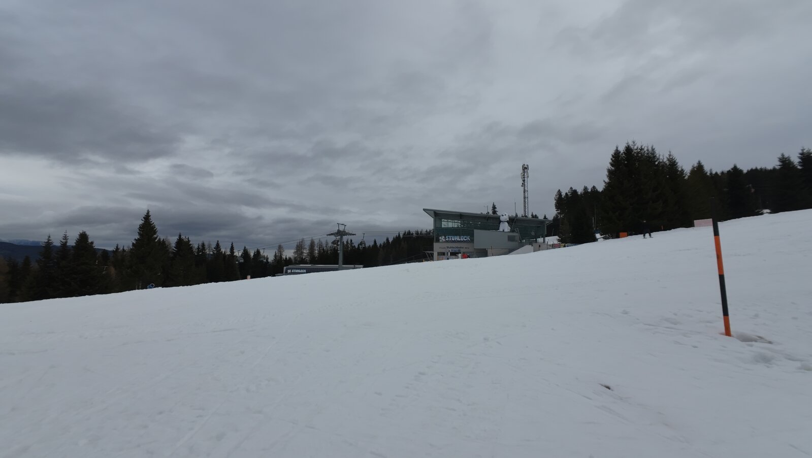 Vastag hóréteg a sípályán