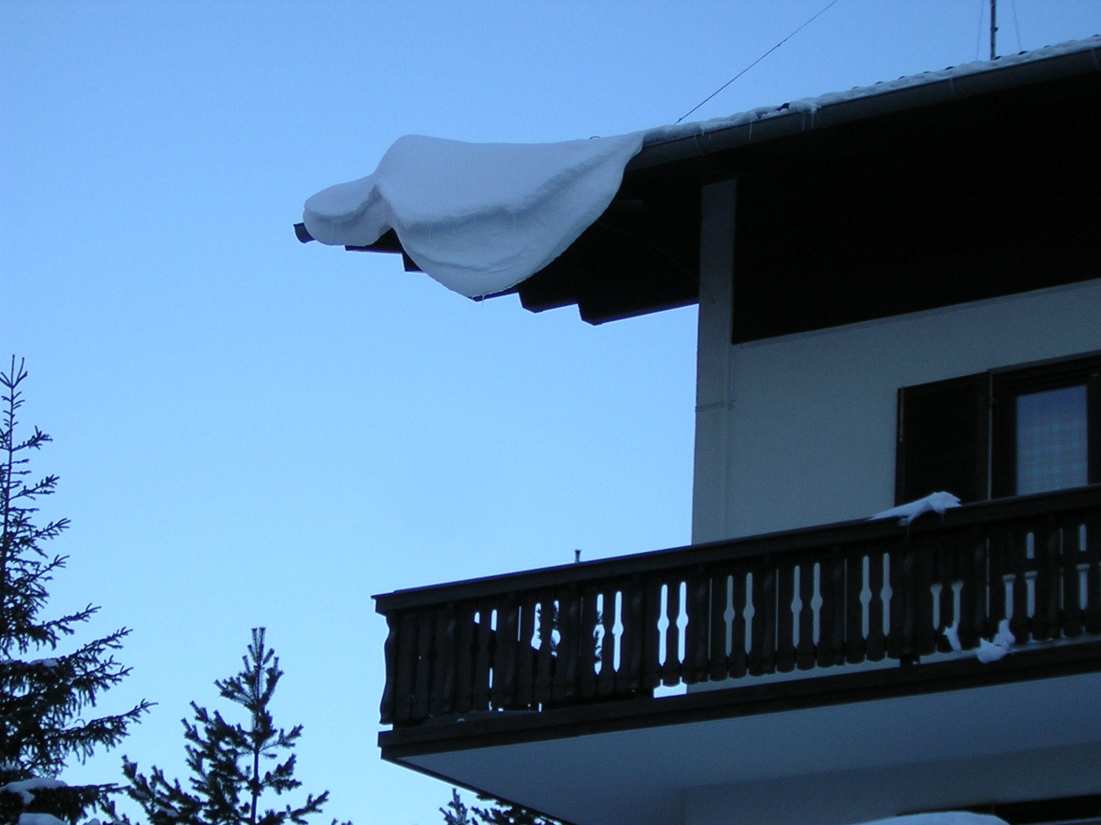 A hó lekívánkozik a tetőről