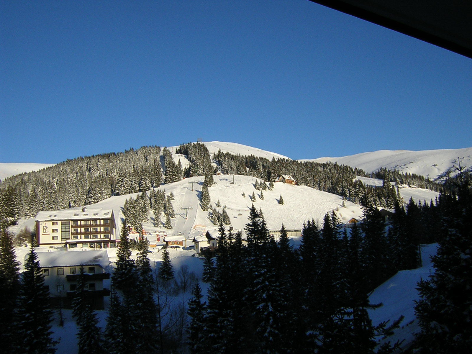 Kilátás a Lachtal-i pályákra az Edelweiss panzióból