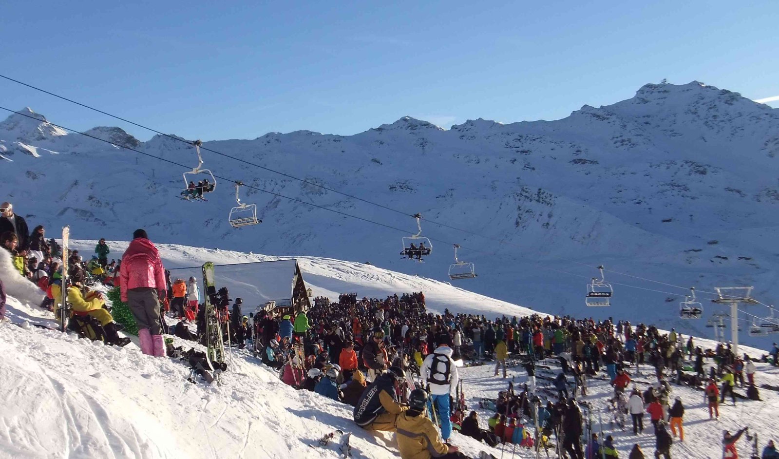 Vasárnap este buli lesz...