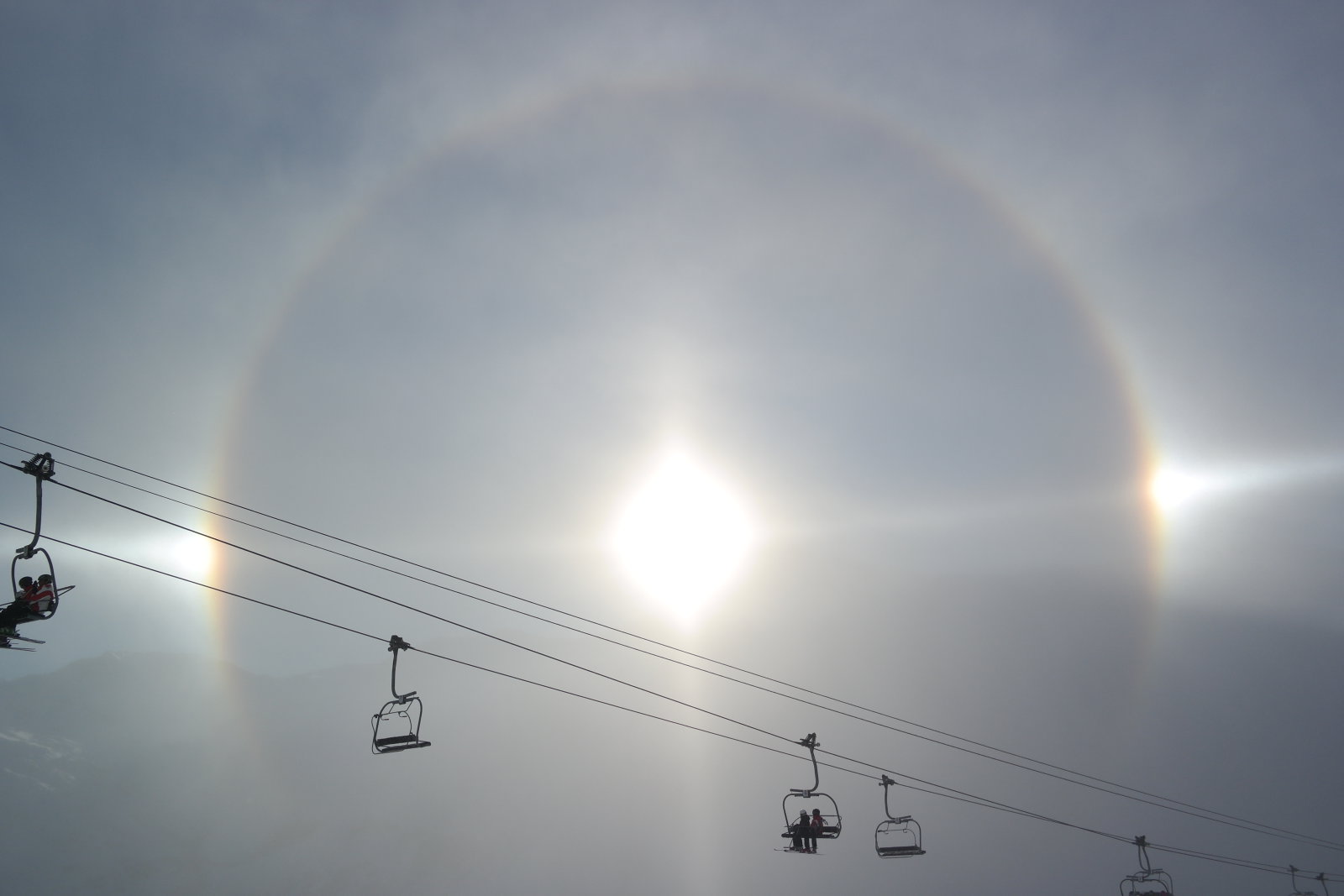 Fantasztikus természeti jelenség Les Menuiresben :) http://www.hir24.hu/kulfold/2015/01/23/harom-nap-kelt-fel-mongoliaban/ ehhez hasonló volt, csak napnyugtakor