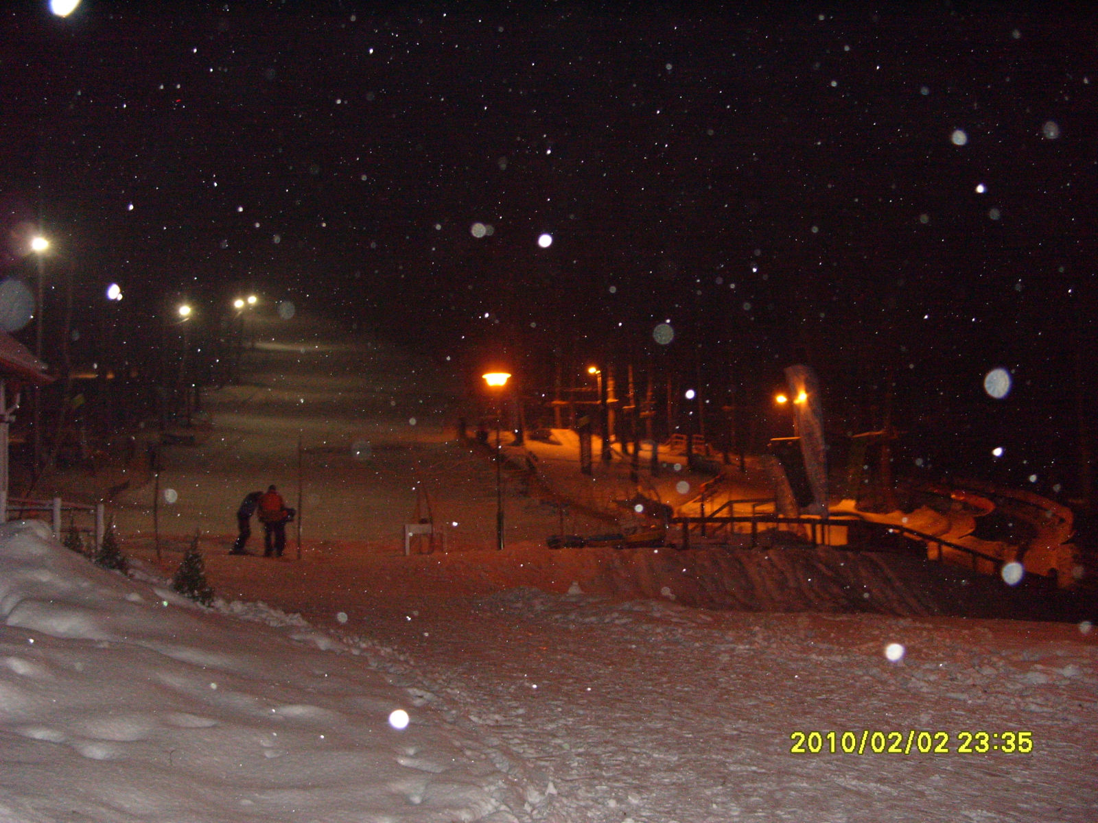 Esti síelés a hóesésben - gyönyörű