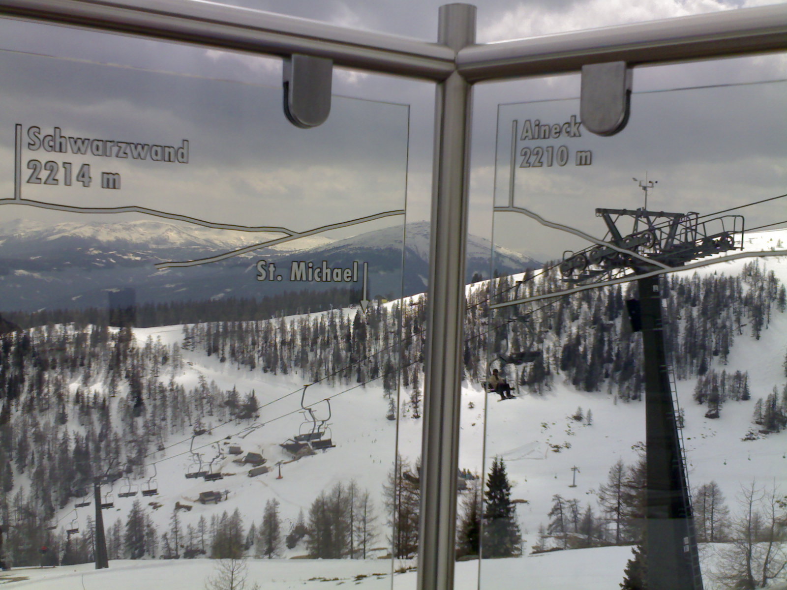 itt elidőztem, egy széken ülve be lehet mérni a közeli hegyeket, szemben az a hegy van, ahol előző nap csusszantam