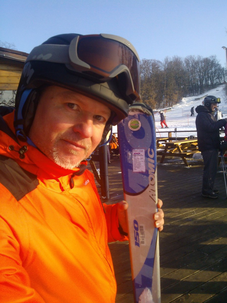 Tavalyi Eplényi lábtörésem után, melyet egy "kedves+hátulról érkrező síelő okozott,  újra "nyeregben" 364 nap után... Boldog szülinapot nekem!  Egyben vagyok és nagyon jólesett a havon siklás!