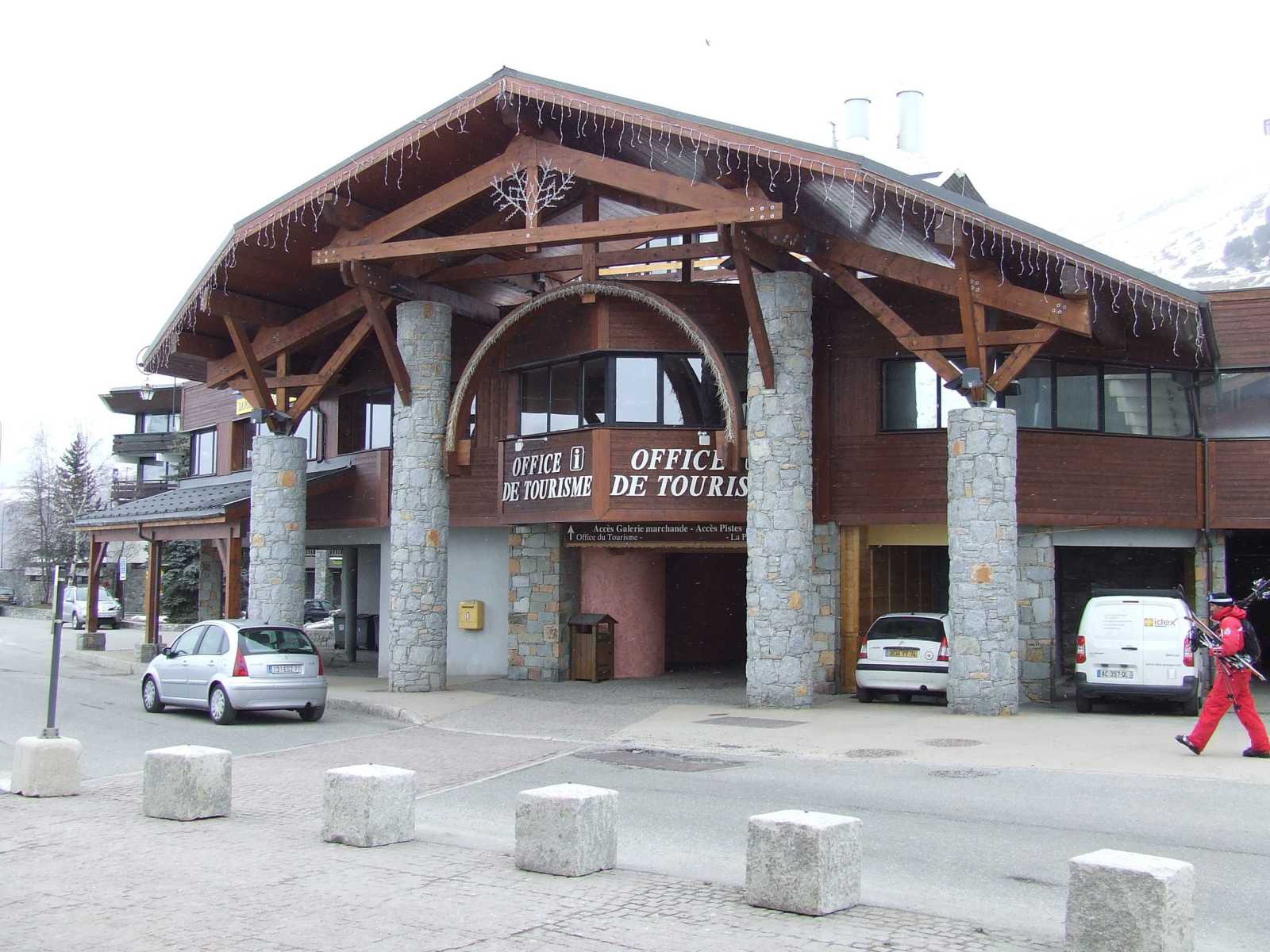 Les Menuires idegenforgalmi hivatal épülete