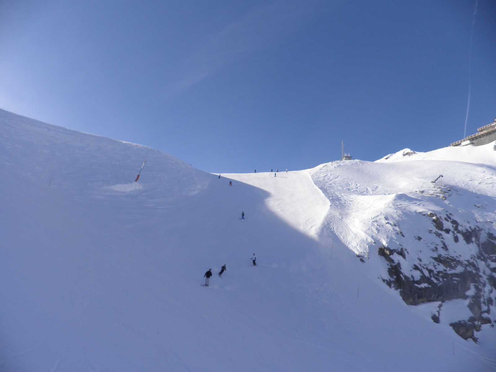 Saulire-ről lehozó piros Courchevel irányába