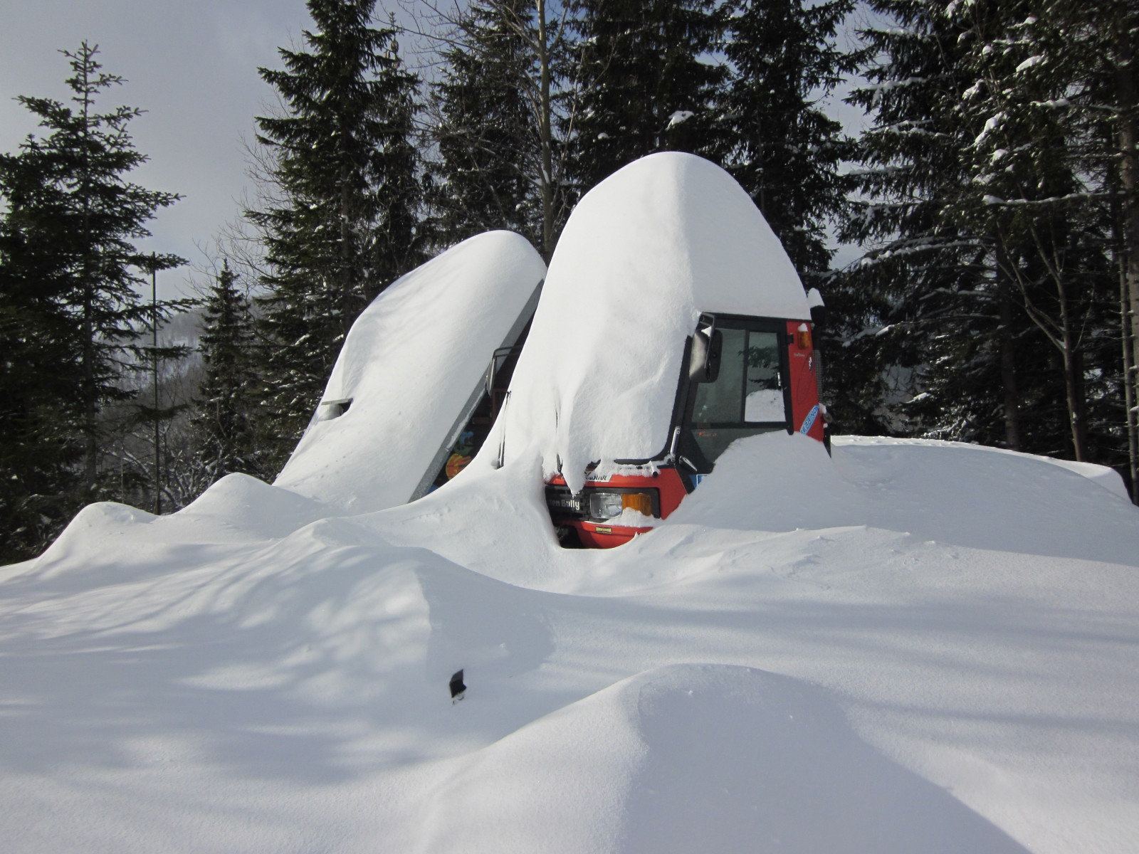 Régi ratrakok a tengernyi hó alatt