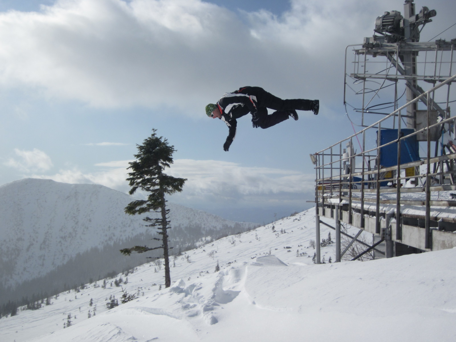 Hóban nincs hiány - előreszaltó egyenesen a porhóba!