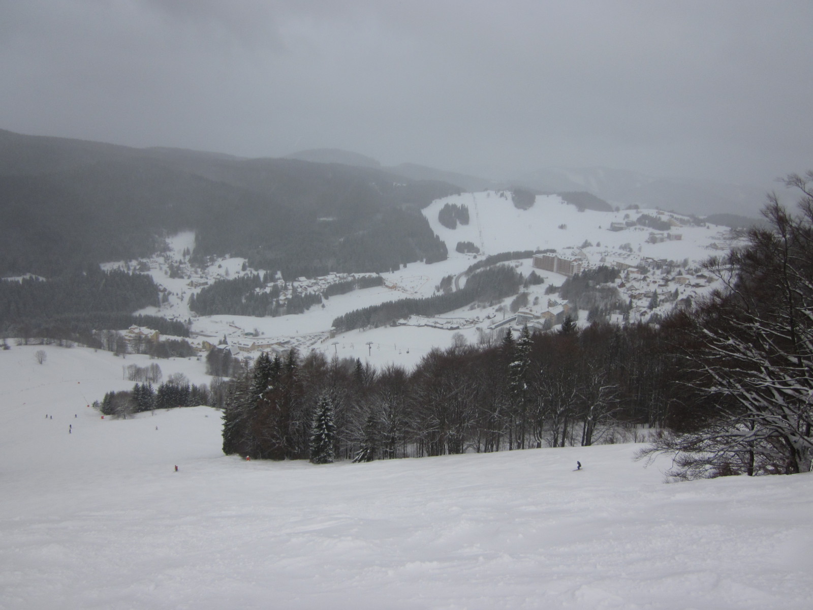 Kilátás Nová Hola felől Zahradiste irányába - csak néhány ember lézeng a pályákon