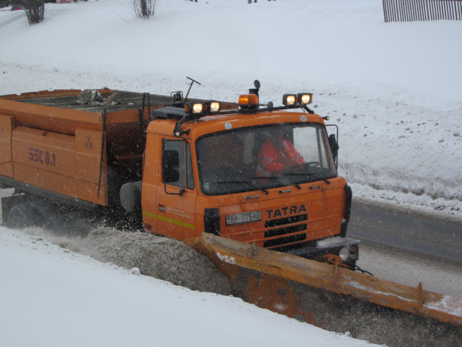 A sűrű hóesés miatt óránként többször is elhaladt a hókotró