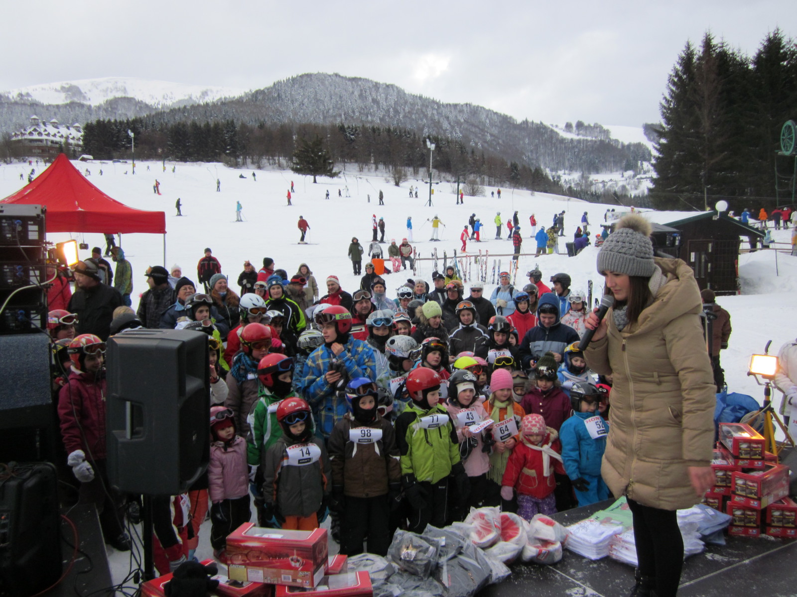 A kicsiknek Janicsák Veca énekelt a díjkiosztó előtt