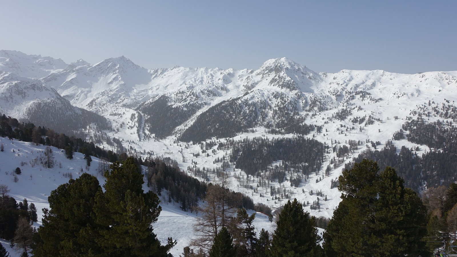 Panorama a Combatseline 2238 étterem teraszárol, szemben a Plan-du-Fou, Tortin és Chassoure pályák