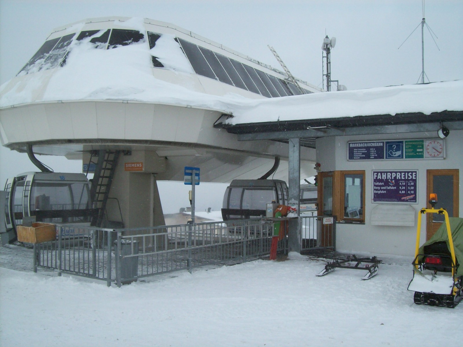 A kisebbik terep (is) kabinos felvonóval rendelkezik
