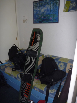 Átjáró folyosó, jobbján kihúzhatós ágy.