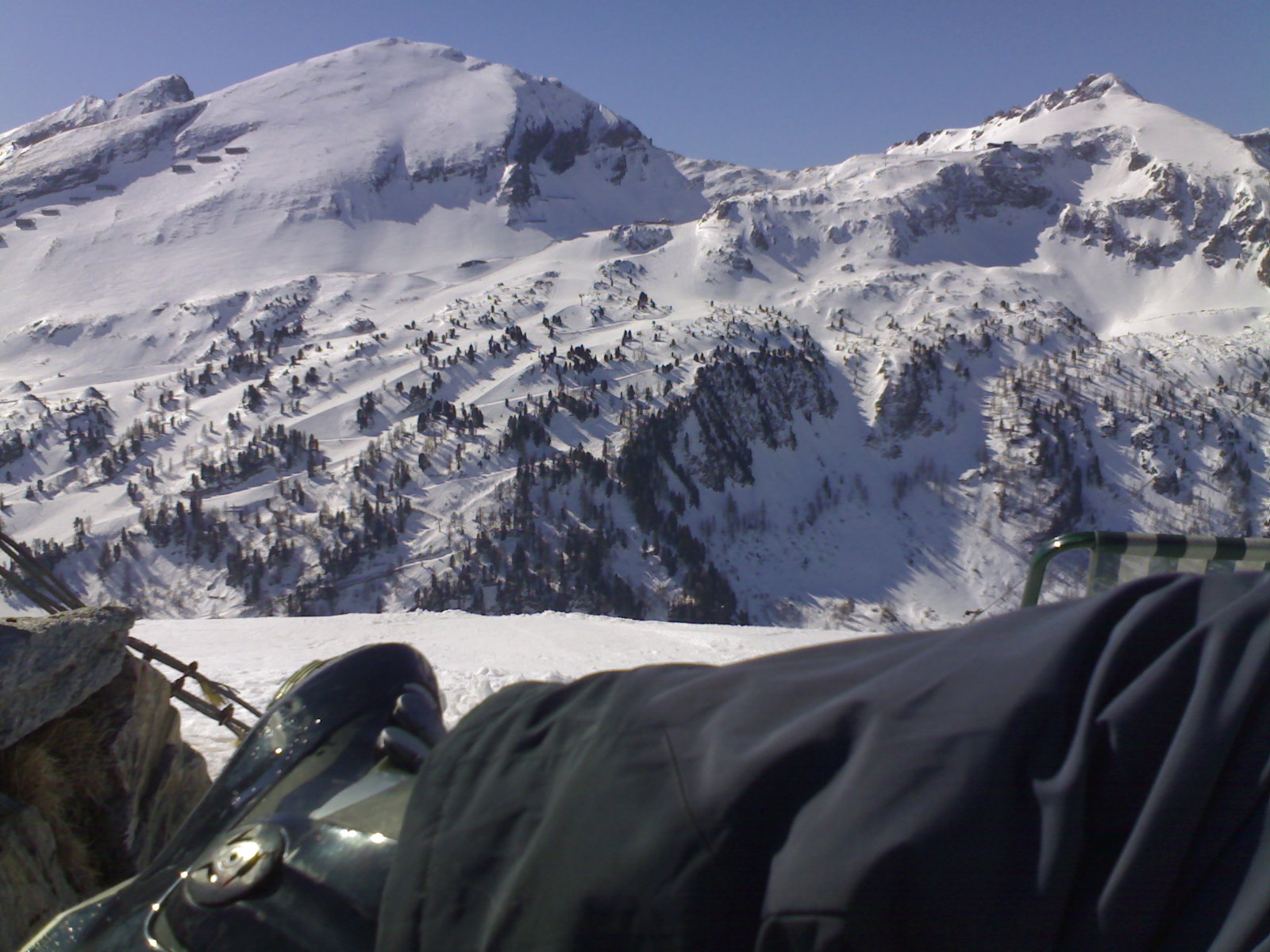 a második sör után észrevettem, hogy szemben kicsit balra a hegy felső részén sínyomok látszanak a szikláknál....