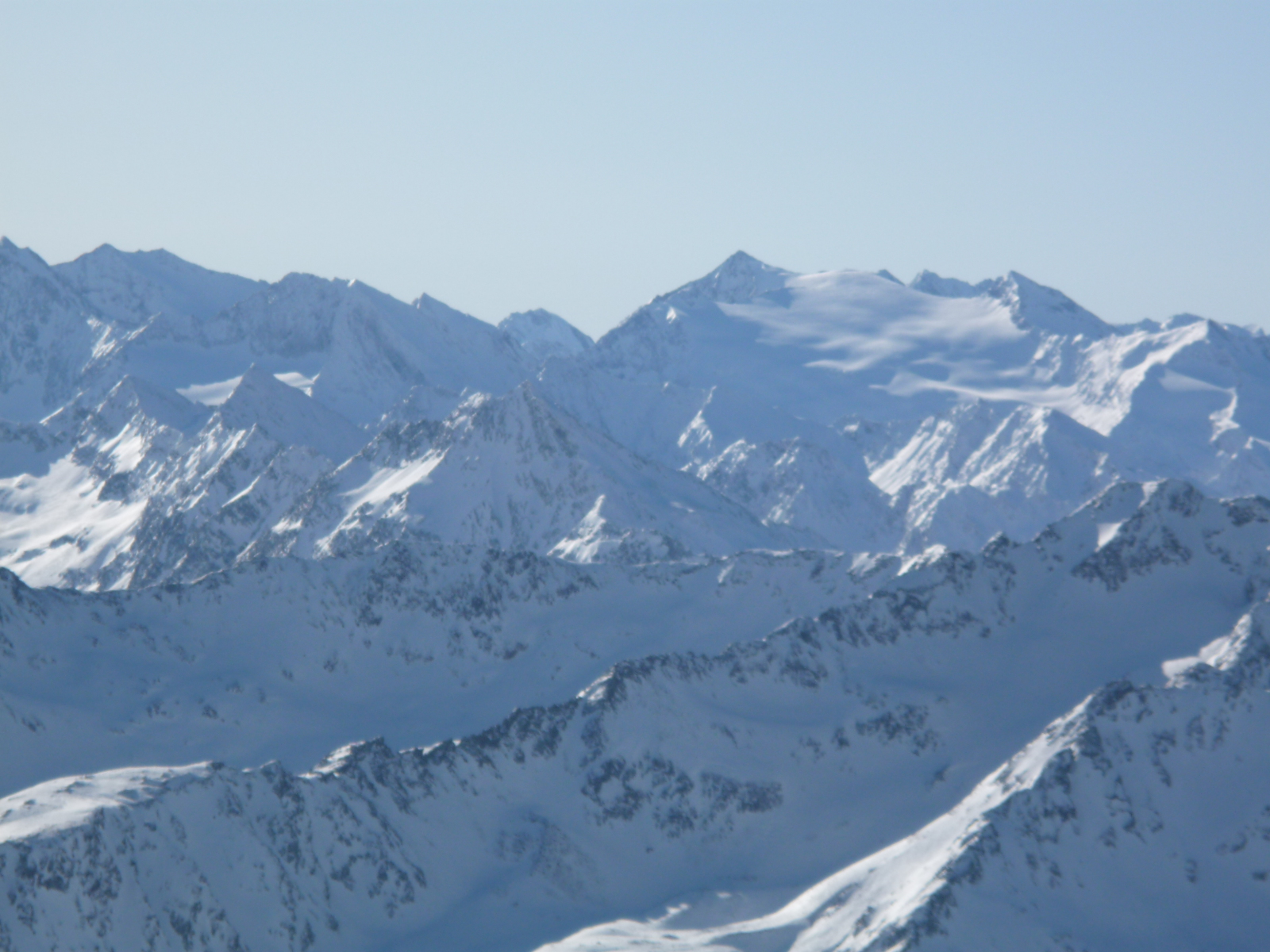 Kissé távolabb van mint Pitztaltól ill. Söldentől, de innen is jól látszik az Ötztal-Alpok legmagasabb pontja, a Wildspitze (3772 m)