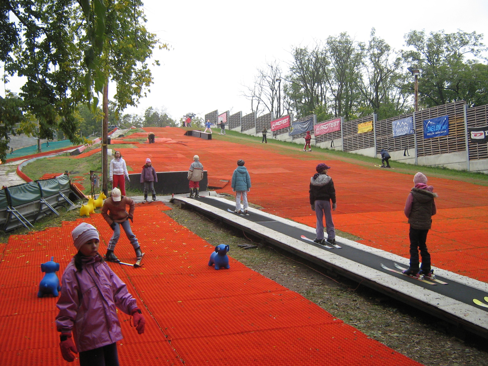 Műanyag sípálya mozgójárdás felvonóval Pestszentlőrincen. 4Seasons Síiskola, Bókay Kert