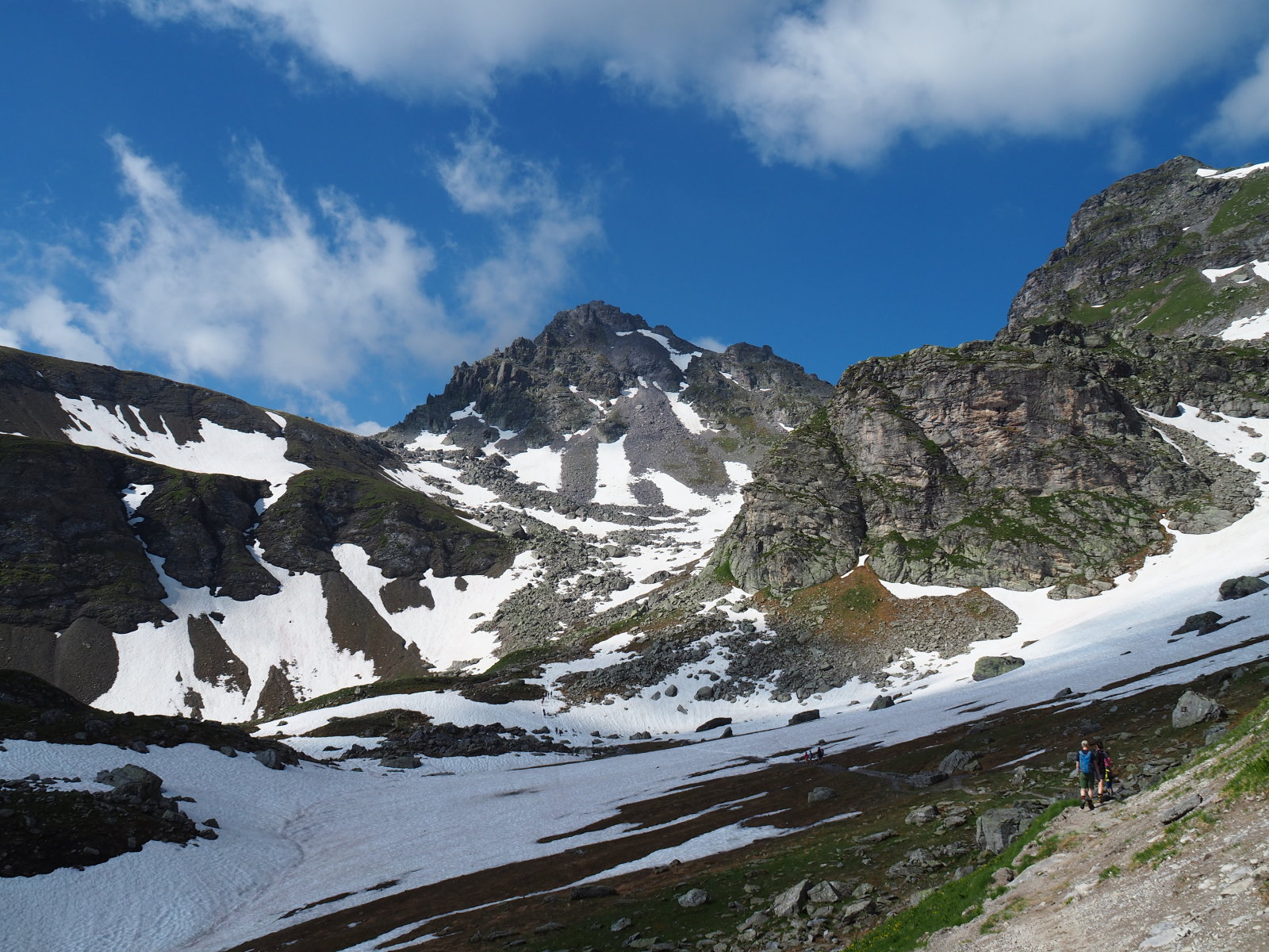 az út havas részen vezet