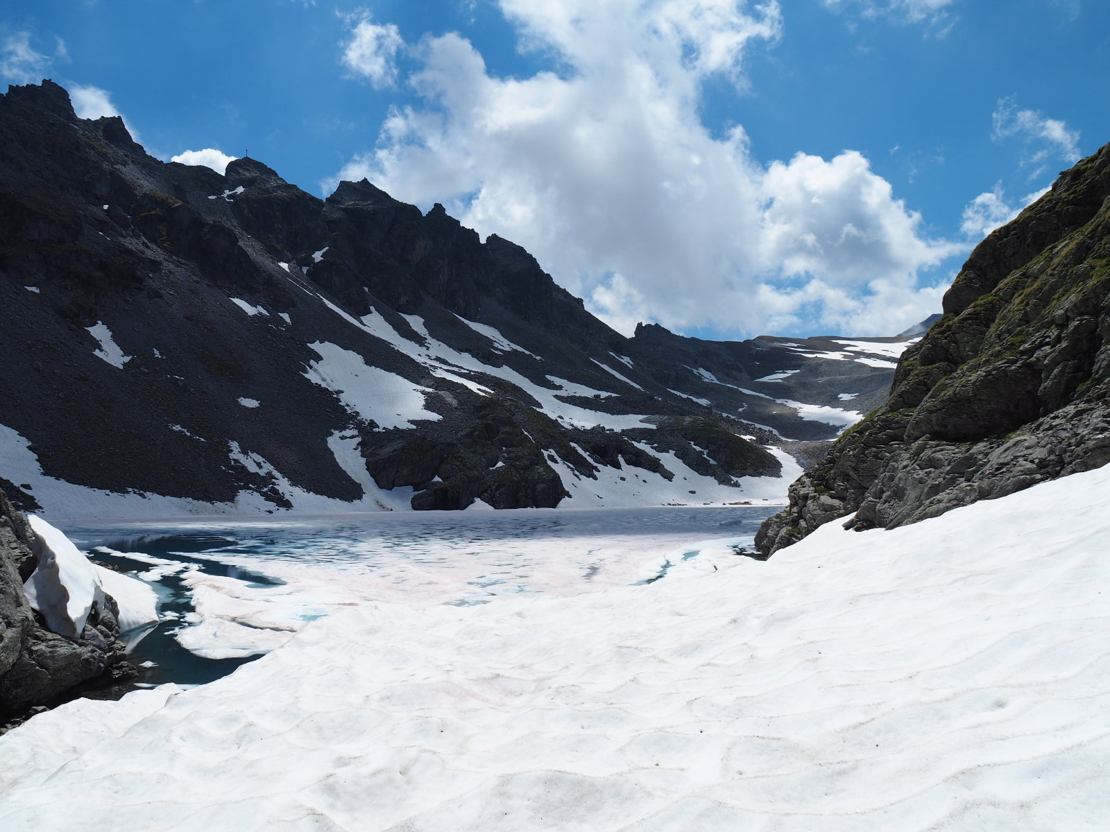 itt a tó alattunk meg a patak, a havon álltunk